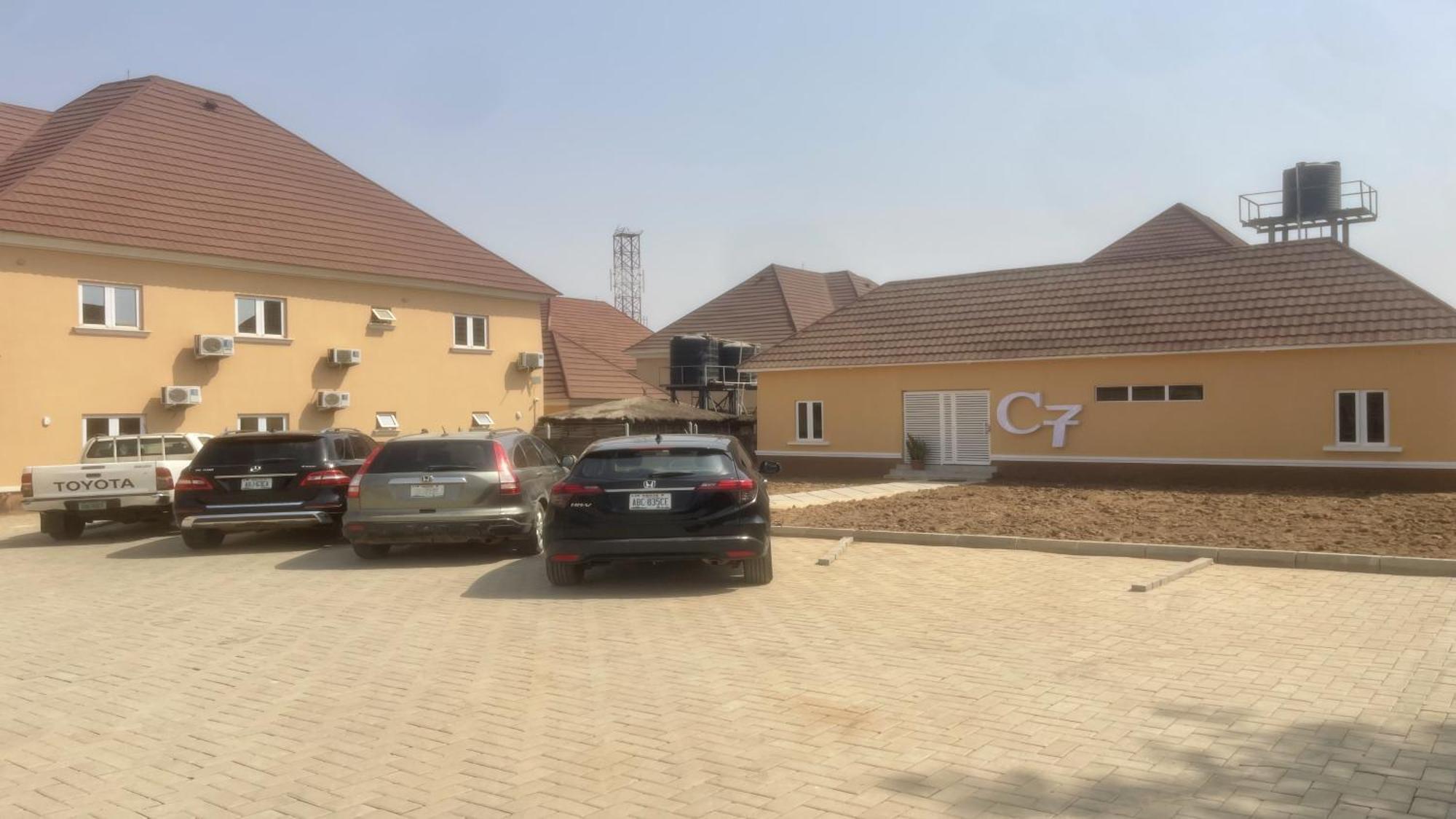 C7 Hazelwood Residence & Suites Abuja Extérieur photo